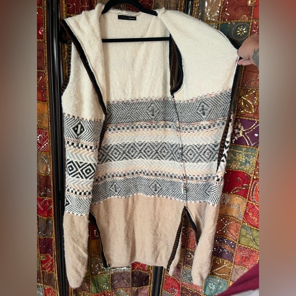 On Blue - Sleeveless Hooded Tribal Pattern Vest - Picture 3 of 8